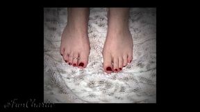 FunCharlie Rubs Her Sexy Feet On Fur