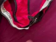 Elle aime quand je me branle dans sa culotte rouge