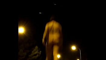 Un largo paseo desnudo en la calle por la noche