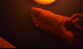 Best solo masturbation sole cum on wrinkles on one of my bare feet. I cum twice on my foot with candle!