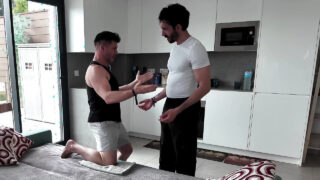 Garoto Magro de Pau Grande Tem Sua Bunda Esticada por um Pau Grosso