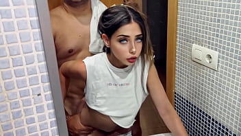 MIENTRAS SU MUJER ESTA EN LA COCINA YO TENGO SEXO CON MI HERMANASTRO MAYOR