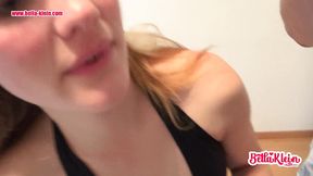 Geile Blondine erfickt sich ihre Traumfigur !!!