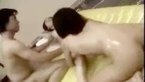 饥渴少女在香港为调皮的日本女孩抹油