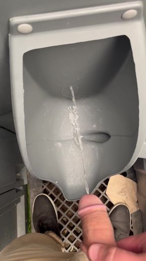 Amateur girl pees her peepee for fun