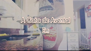 A Gata de Avental - lavando lou&ccedil_as s&oacute_ de lingerie e avental