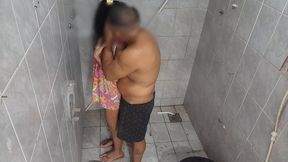 enteada com uma bumbum lindo e avantajado agradece ao padrasto pelo vestido novo 100% anal