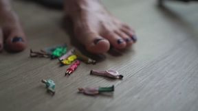Giantess crushed people while oiled up