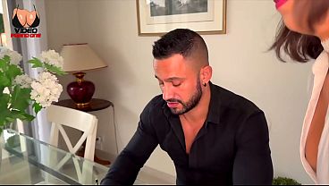 Sa petite chatte toute serr&eacute_e et tremp&eacute_e est remplie par une grosse queue !