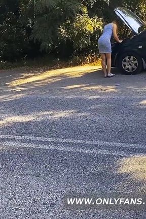 Helped the Blonde Fix the Car and Fucked Her