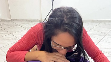 Madrastra Caliente ya No puede esperar a su Marido y se Come la Polla de su Hijastro