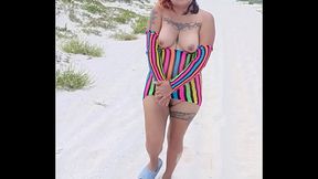 Latina Exhibi&eacute_ndose en playa publica en mexico