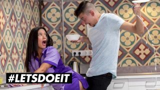 Latina Jade Presley anal knullet til orgasme med naturlige barberte pupper og spruting