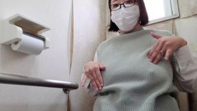 A Married Woman Masturbating Enthusiastically in the Toilet