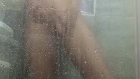 Me ba�o el cuerpo en la ducha mientras me masturbo y juego con mi pene