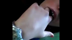 Se masturbando filmando com celular e chupando dedinhos