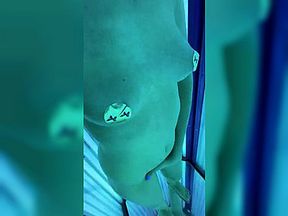 I sunbathe in the solarium naked