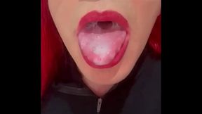 Hermosa travesti CD comiendo su semen mientras goza