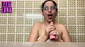 I Dance, I Put Cream on My Tits and I Play with You on Stream
