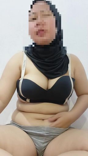 My sister-in-law is so lonely in the living room.