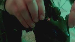 Une poupÃ©e en Latex s'amuse avec un gode ï½œfoot ï½œ feet ï½œtoe