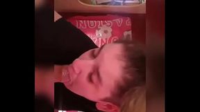 Rubia chupando pija en casa rodante