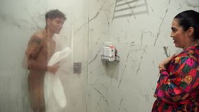 Curvy Latina milf spansks skinny boyfriend in the bathroom