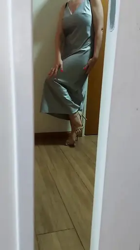Amateur MILF gives a sensual homemade solo performance