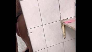 Peguei minha meia- irm&atilde_ de 18 anos se tocando dentro do nosso quarto ! N&atilde_o guentei e falei se ela n&atilde_o gozasse comigo eu iria contar pro marido da madrasta !