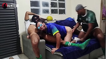 Meus amigos vieram assistir o jogo em casa e acabamos nos pegando