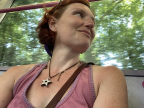 Een volwassen moeder met grote tieten laat haar borsten zien in de bus.