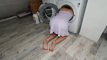 STEPMOM GOT STUCK IN THE WASCHINGMACHINE! I CREAMPIED HER PUSSY!