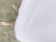 A las 20:30 horas con frio en la playa, me calente y empezo a subir mi gran polla