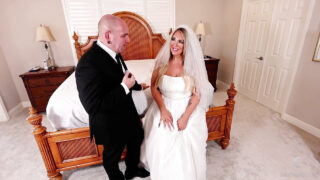 MILF grasă în lenjerie intimă, Savvy G, primește o dublă penetrare interrasială și sex oral într-un gangbang cu Jay Playhard și Will Bang