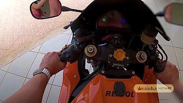Bunda Perfeita na Moto! Casada Rainha Hotwife parando o trânsito e exibindo tudo pela cidade