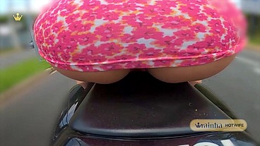Bunda Perfeita na Moto! Casada Rainha Hotwife parando o trânsito e exibindo tudo pela cidade