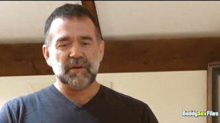 Büyük penisli babalar Bryan Slater ve Tony Dazzle'ın birbirlerine oral seks, el ile tatmin, öpüşme ve birbirlerinin kalçalarını sertçe becerdikleri yoğun amatör aksiyon.