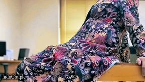 Istri muslim berhijab selingkuh sama teman kantornya. Sekretaris selingkuh lagi asik muasin memeknya pakai vibrator favoritnya p