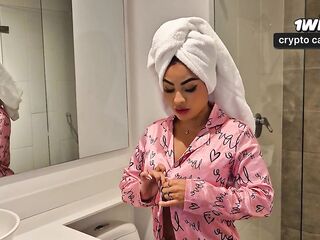 MI ROOMIE SABE QUE MI NOVIO NO ME COMPLACE, ENTRA A MI HABITACIÓN Y ME COGE DURO -ALEJANDRA PALACIOS