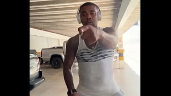 Moreninho safado rebolando pr&oacute_s cria