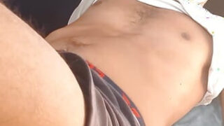 Cara indiano sozinho em vídeo amador se masturba com os dedos no cu enquanto goza até atingir um orgasmo explosivo.