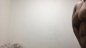 rebolando e mostrando meu biquini