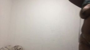 rebolando e mostrando meu biquini