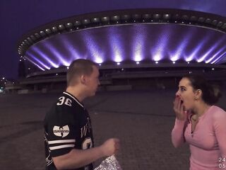 Szalona turystka z KATOWIC myślała, że Spodek to UFO… POLSKIE DIALOGI