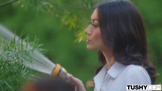 Mick Blue pounds olieret babe's stramme røv i skeposition før ansigtseksplosion