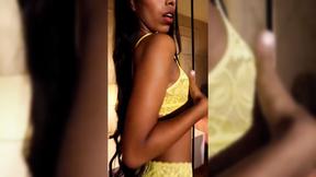 ”#brunette #yelowday #lingerie #bodygoals #fitgirl”