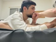 haciendo que mi compañero de piso se corra en mi boca