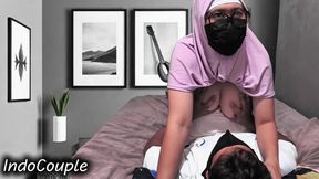 Bokep Indo Viral 2025 Ibu MILF Indo Punggung Besar Naik Enak Tiri - Roleplay Keluarga Mesra