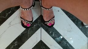 She got up doggystyle and pissed her hairy cunt sweetly