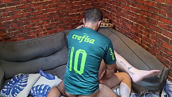 Foi assistir a partida de futebol com dois torcedores ativos e tomou pica gostoso no cu.